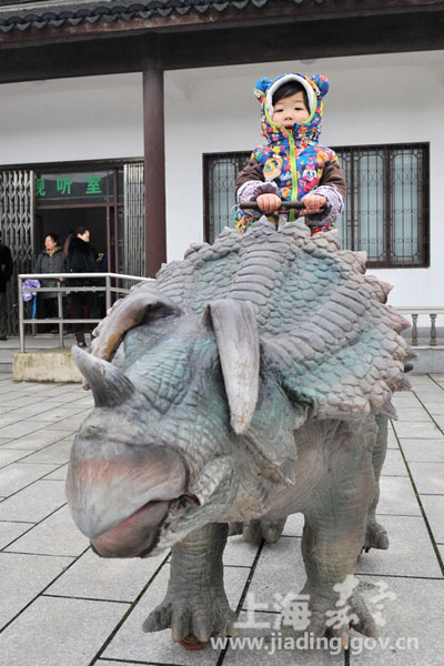 Dinosaur exhibition in Huating attracts 4,000 visits in two days