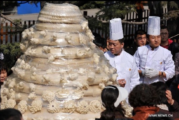 Huge steamed breads on show in Shanxi
