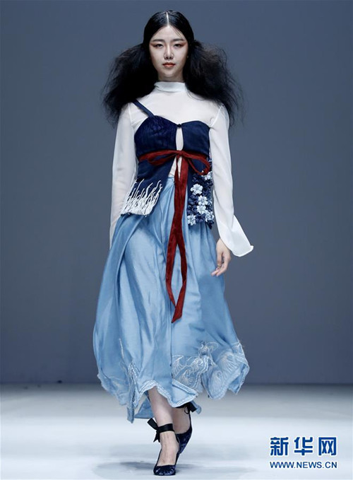 Chinese graduates show off fashion designs