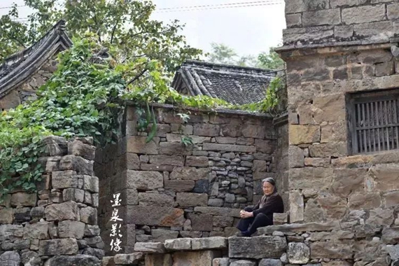 Take a tour to Liyu village