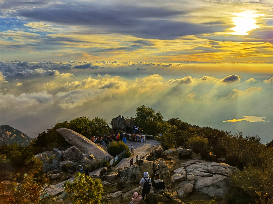 Splendid sunrise on Mount Tai