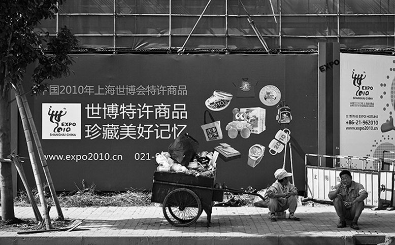 Labors in the lens of a photographer