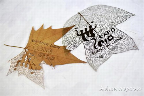 Artist sculptures on leaves