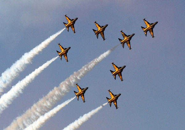 Airplanes stage an air show in Seongnam, South Korea, Oct 18, 2011. Seoul int'l air show kicks off
