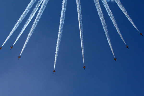 Aircraft perform during the 2011 Seoul International Aerospace and Defense Exhibition in Seongnam, Oct 18, 2011. Seoul int'l air show kicks off