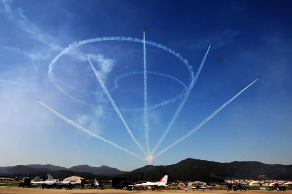 Aircraft perform during the 2011 Seoul International Aerospace and Defense Exhibition in Seongnam, Oct 18, 2011. Seoul int'l air show kicks off