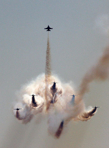 Aircraft perform during the 2011 Seoul International Aerospace and Defense Exhibition in Seongnam, Oct 18, 2011. Seoul int'l air show kicks off