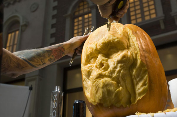 Artist Ray Villafane works on a pumpkin sculpture during an exhibition in the Grand Canal Shoppes at The Venetian hotel-casino in Las Vegas, Nevada Oct 26, 2011. Pumpkins carved by artists Villafane and Andy Bergholtz will be displayed at Heidi Klum's Halloween party and other Halloween events at the TAO and LAVO nightclubs in Las Vegas. Pumpkins make faces as Halloween comes