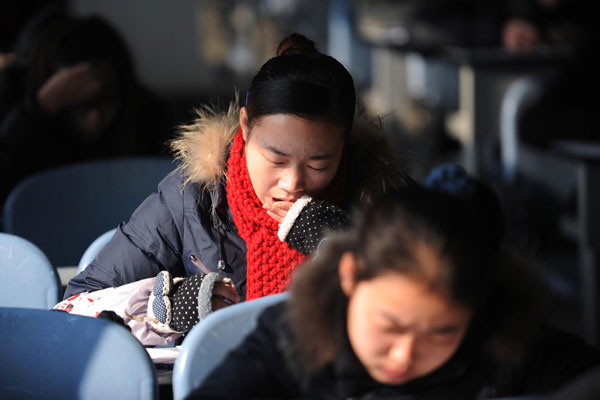 The national College English Test Band 4 (CET-4) was given at Hubei University of Economics in Wuhan city, capital of Central China's Hubei province, Dec 17, 2011. Weekly photos: Dec 12-17