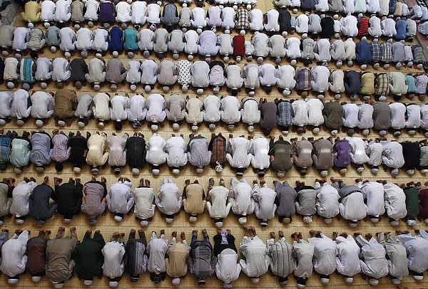 Muslim offer first Friday prayers during the Muslim holy month of Ramadan at a mosque in the northern Indian city of Allahabad July 12, 2013. Muslim offer Friday prayers during Ramadan