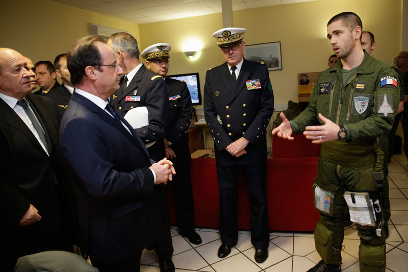 Hollande presents New Year wishes to the French Army