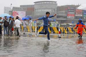 Killer rainstorms disrupt transport in S China