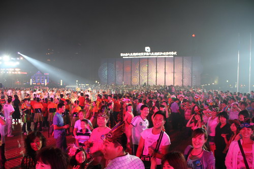 Citizens enjoy carnival of fashion festival