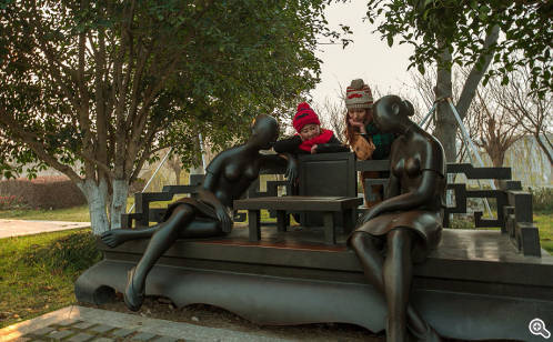 Vibrant Sculptures on Ligongdi