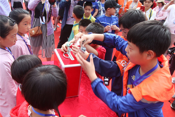 100 pairs of twins ride the waves in drifting festival