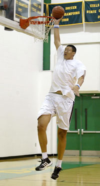 Sun Ming Ming of China, who plays for the United States Basketball League's (USBL) Dodge City Legend, dunks a ball during a workout session in Greensboro, North Carolina, October 6, 2006. At nearly 7 feet 9 inches (2.36 meters) tall and with size 19 feet, Sun dreams of being in the NBA. Picture taken October 6, 2006.