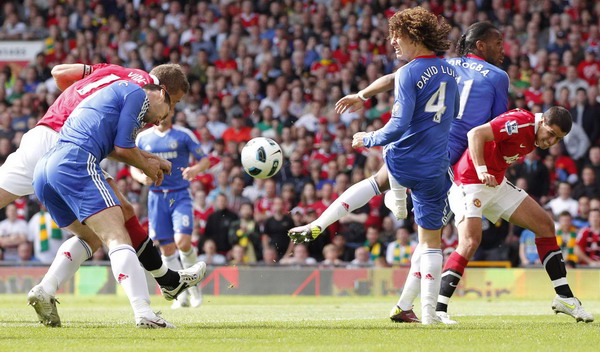 Man United scorch Chelsea to close on title