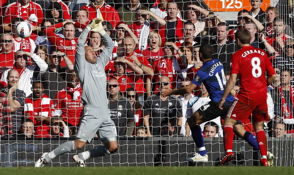 Manchester United's Javier Hernandez (C) heads the ball past Liverpool's Pepe Reina (L) to score during their English Premier League soccer match at Anfield in Liverpool, northern England Oct 15, 2011. United, Liverpool share points and jibes