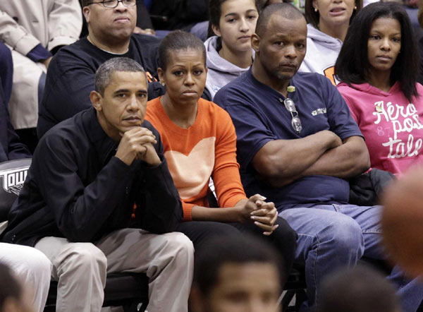 US President Barack Obama (L) and first lady Michelle Obama attend the Oregon State vs. Towson basketball game in Towson University in Maryland, Nov 26, 2011. Obama and wife attend NCAA basketball game