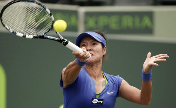 Li Na of China hits a return during her victory over Garbine Muguruza of Spain at the Sony Open tennis tournament in Key Biscayne, Florida, March 25, 2013. Li Na sets up Williams last eight clash in Miami