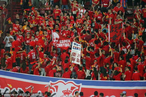 Guangzhou Evergrande fans cheer for their team during the AFC Champions League between Guangzhou Evergrande and Muangthong United in Mongkok, Thailand, April 9, 2013. Guangzhou Evergrande close to ACL final 16