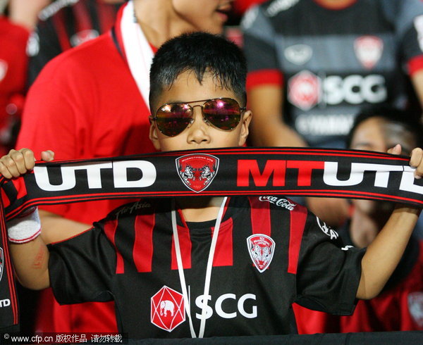 A Muangthong United fan during their AFC Champions League game against Guangzhou Evergrande in Mongkok, Thailand, April 9, 2013. Guangzhou Evergrande close to ACL final 16