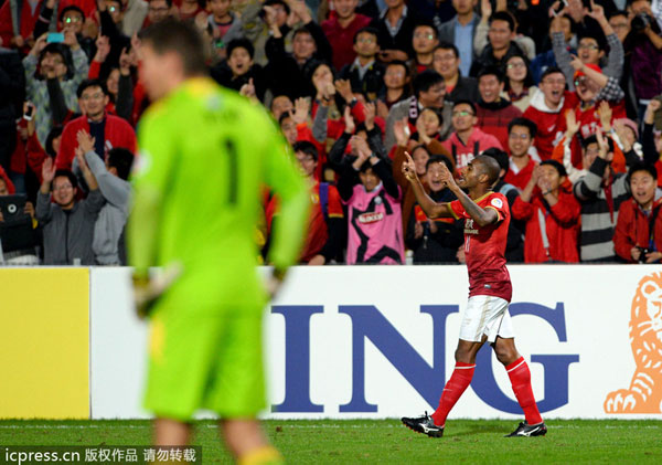 China's Guangzhou Evergrande player Muriqui (R) celebrates in front of their fans after scoring against Central Coast Mariners as goalkeeper Mathew Ryan (L) reacts during their AFC Champions League round of 16 first leg match in Gosford, Australia, May 15, 2013. Evergrande on top after tough fight with Mariners