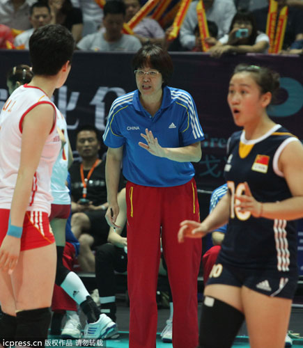 Lang Ping, back, head coach of Chinese national women's volleyball team, gives guidance to players during their Beilun International Volleyball Tournament against Cuba in Ningbo city, Zhejiang province, May 19, 2013. China wins first title under Lang Ping's rein