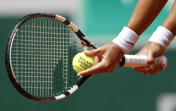 China's Li Na prepares to serve during a training session for the French Open tennis tournament at the Roland Garros stadium in Paris, May 25, 2013. Li Na in preparation for French Open
