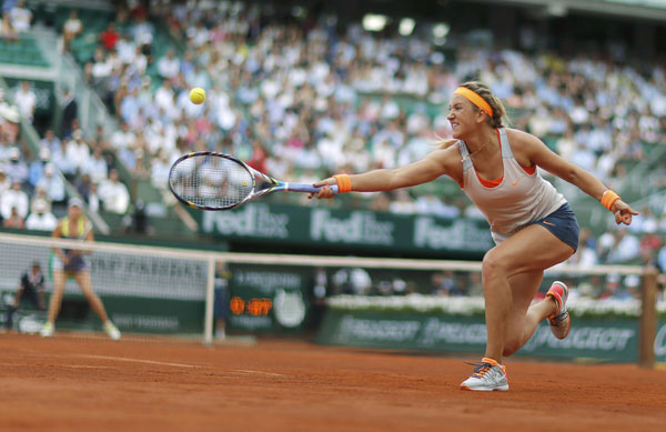 Victoria Azarenka of Belarus hits a return to Maria Sharapova of Russia during their women's singles semi-final match at the French Open tennis tournament at the Roland Garros stadium in Paris, June 6, 2013. Serena mauls Errani, Sharapova awaits in final