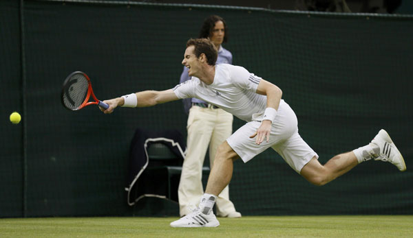 Andy Murray of Britain hits a return to Tommy Robredo of Spain in their men's singles tennis match at the Wimbledon Tennis Championships, in London June 28, 2013. World No 2 Murray cruises to last 16