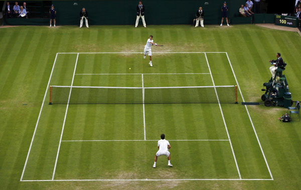 Andy Murray of Britain (TOP) hits a return toTommy Robredo of Spain in their men's singles tennis match at the Wimbledon Tennis Championships, in London June 28, 2013. World No 2 Murray cruises to last 16