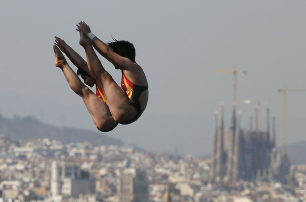 China's Liu Huixia and Chen Ruolin perform a dive at the women's synchronised 10m platform final during the World Swimming Championships at the Montjuic municipal pool in Barcelona, July 22, 2013. China wins one more gold at World Championships