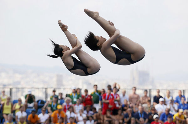 China's Wu Minxia and Shi Tingmao perform a dive at the women's synchronised 3m springboard final during the World Swimming Championships at the Montjuic municipal pool in Barcelona, July 20, 2013. Wu, Shi win 3-meter synchro at World Championships