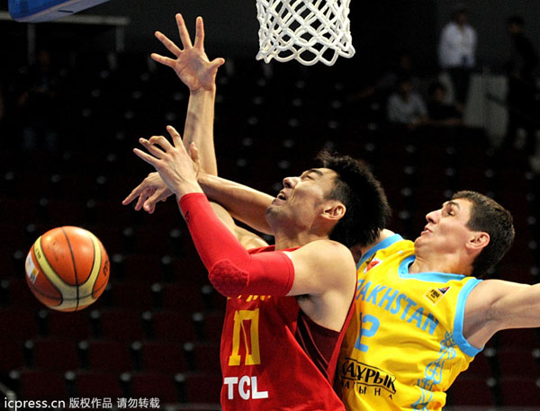 China's Li Xiaoxu, left, loses the ball to Kazakhstan's Dmitriy Klimov during their second round match of the FIBA Asia Championship in Pasay city, Metro Manila, Philippines, Aug 5, 2013. Zhou Peng takes China over Kazakhstan at Asian championship