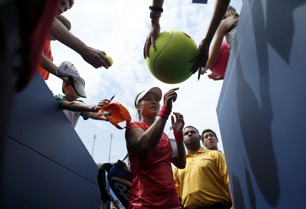 Li Na of China signs autographs after defeating Olga Govortsova of Belarus at the US Open tennis championships in New York, Aug 26, 2013. Li Na cleared of doping allegations