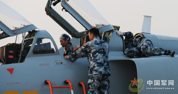 我軍赴俄參演戰(zhàn)機首訓 飛行員頭盔涂豹頭圖案