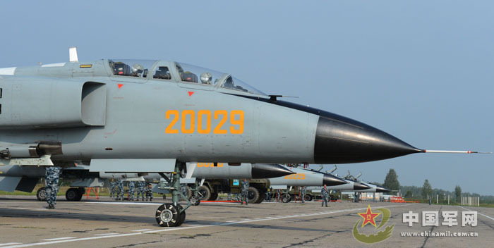 我軍赴俄參演戰(zhàn)機(jī)首訓(xùn) 飛行員頭盔涂豹頭圖案