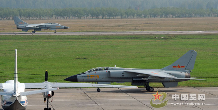 我軍赴俄參演戰(zhàn)機首訓 飛行員頭盔涂豹頭圖案