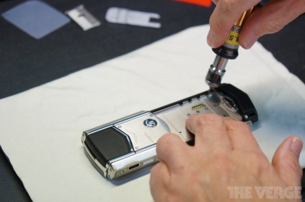 世界上最奢侈手機(jī)是怎樣煉成的(組圖)