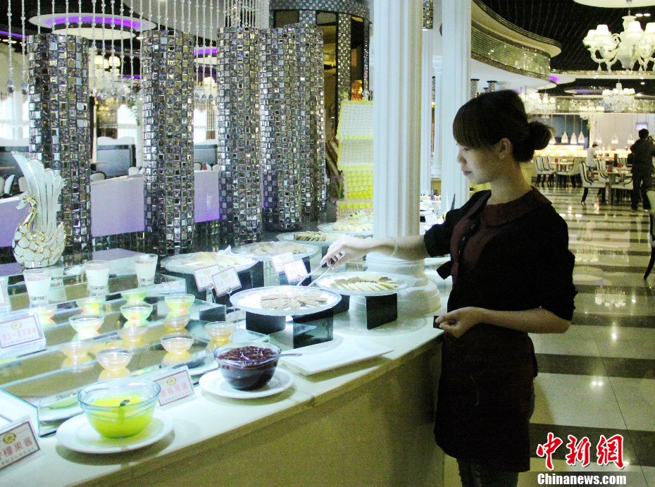 長(zhǎng)沙“比基尼餐廳”服務(wù)員復(fù)穿工作制服