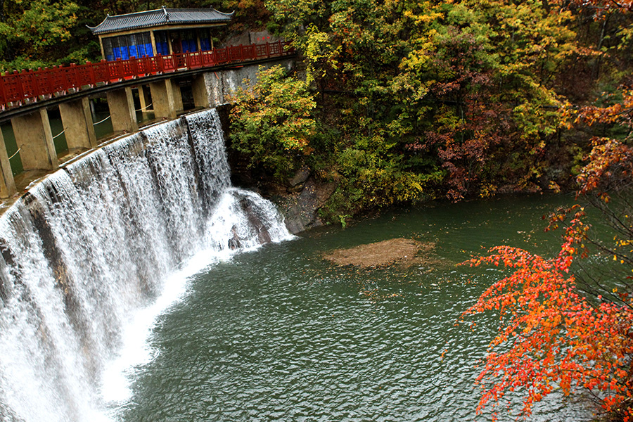 Autumn colors in Baiyunshan scenic area in Henan