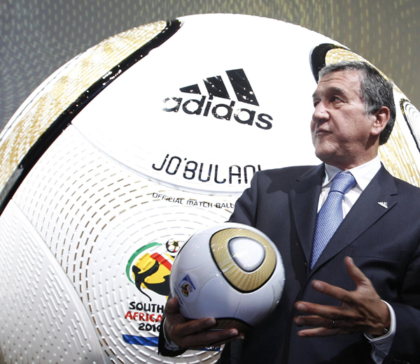 南非世界杯比賽用球“普天同慶”亮相德國