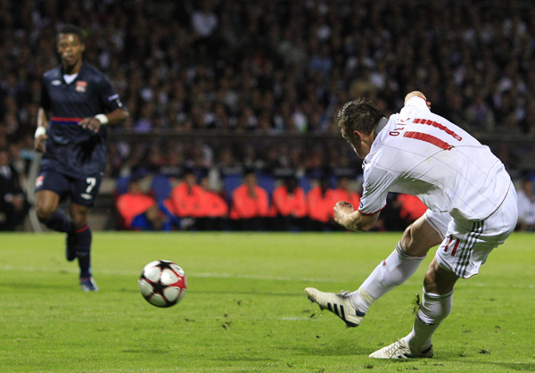 歐冠:拜仁3:0完勝里昂進(jìn)決賽 奧利奇上演帽子戲法