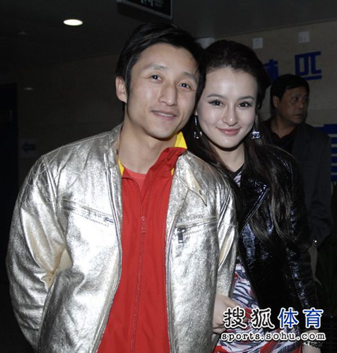 鄒市明攜女友觀戰(zhàn)拳擊聯(lián)賽 稱兩地分居不易