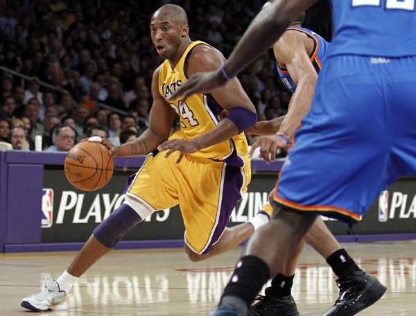 NBA：科比父母與眾明星現(xiàn)場助陣 湖人主場輕取雷霆