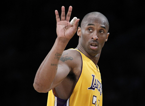 NBA：科比父母與眾明星現(xiàn)場助陣 湖人主場輕取雷霆