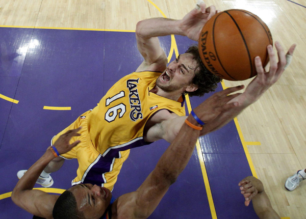 NBA：科比父母與眾明星現(xiàn)場助陣 湖人主場輕取雷霆