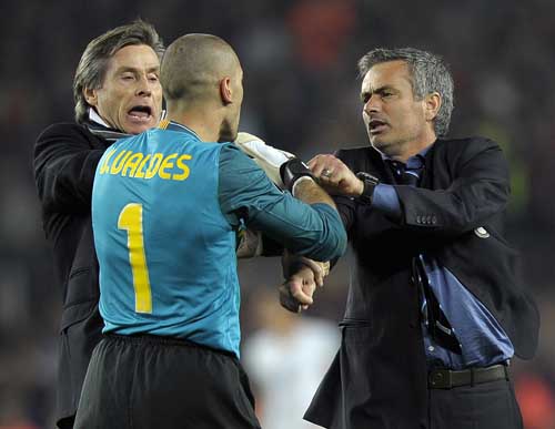 穆里尼奧瘋狂慶祝引巴薩憤怒 巴爾德斯險(xiǎn)揍狂人