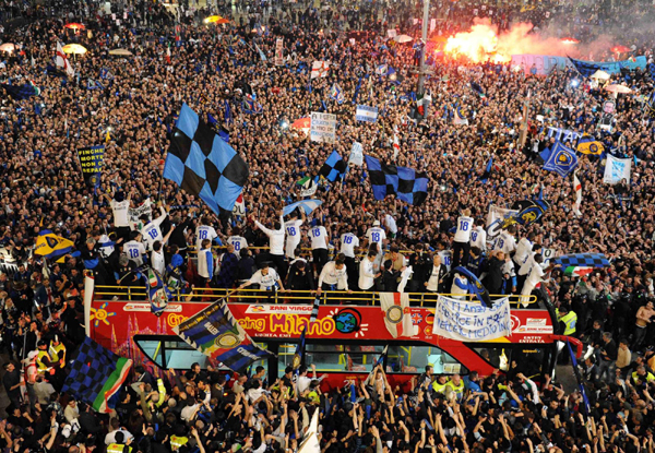 國(guó)米慶典游街標(biāo)語(yǔ)侮辱托蒂 羅馬拒接受莫拉蒂道歉